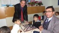 OKUL MÜDÜRÜ - Burhaniye'de Satranç Kursu İlgi Gördü