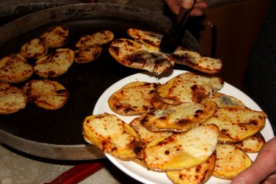 Erzincan'da Soğuk Kış Akşamlarının Lezzeti Açıklaması Kaşarlı Patates