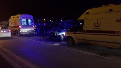 Hafif Ticari Araç İle Otomobil Çarpıştı Açıklaması 5 Yaralı