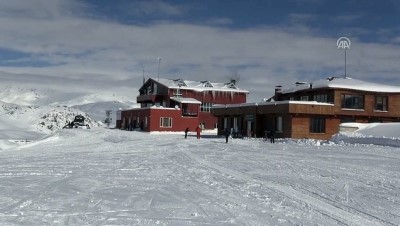 Hakkari'de 2 Bin 800 Rakımlı Kayak Merkezi Sezonu Açtı