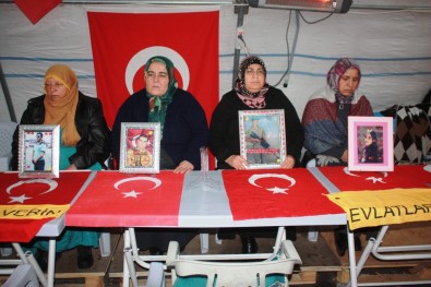 HDP Önündeki Ailelerin Evlat Nöbeti 118'İnci Gününde