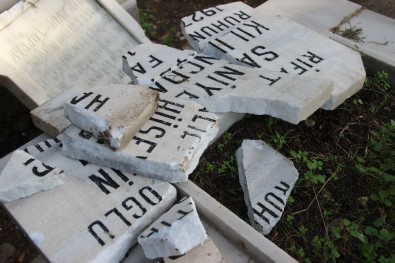 İzmir'de Çirkin Saldırı Açıklaması 100 Yakın Mezarlık Tahrip Edildi