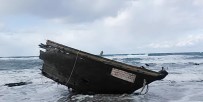 Japonya'da İçinde Cesetlerin Bulunduğu Tekne Sahile Vurdu