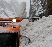 İŞ MAKİNESİ - Kar Temizleme Çalışması Yapan İş Makinesinin Üzerine Çığ Düştü