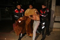 EV ARKADAŞI - Kendini Odaya Kitleyip Boğazını Keseceği Sırada Polis Kurtardı