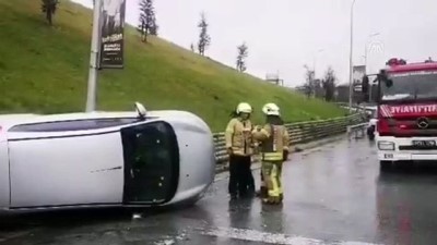 Pendik'te araçta sıkışan kadını itfaiye kurtardı