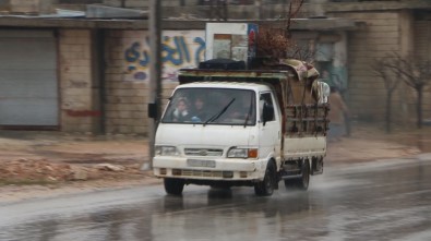 Siviller Hayatta Kalmak İçin İdlib'den Kaçmaya Devam Ediyor