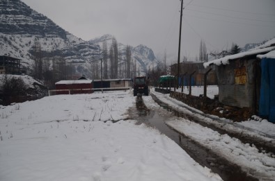 Traktörünü Kepçeye Çevirdi, Kar Nedeni İle Kapanan Yolları Açmaya Başladı