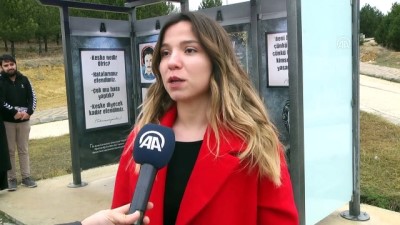 Üniversite Öğrencileri Dolmuş Durağını 'Oğuz Atay' İle Süsledi