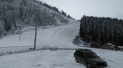 Atabarı Kayak Merkezi'ne Mevsimin İlk Karı Yağdı
