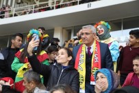 TEZAHÜRAT - Başkan Güder Kupa Maçını Özel Çocuklarla Birlikte İzledi