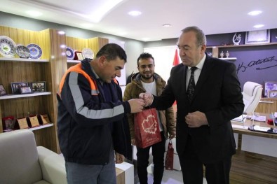 Başkan Şahiner'den Engelli Personeline Jest