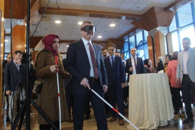 Belediye Başkanı Farkındalık İçin Görme Engelli Oldu