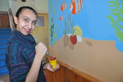 Engelleri Duvar Boyayarak, Ebru Yaparak Aşıyorlar