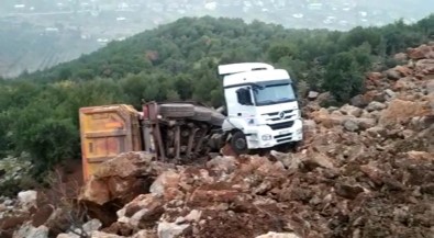 Hafriyat Yüklü Kamyon Kayalıklara Uçtu