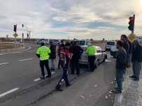 MEHMET ÖZGER - İki Otomobil Çarpıştı Açıklaması 5 Yaralı