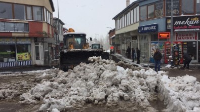 Karlıova'da Kar Kamyonlarla İlçe Dışına Taşındı