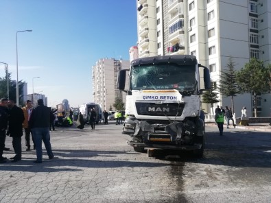Kayseri'de Beton Mikseri, Halk Otobüsüne Çarptı Açıklaması 16 Yaralı