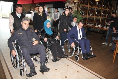 Protokol, 3 Aralık Dünya Engelliler Günü'nde Tekerlekli Sandalyeye Bindi