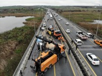 SAĞLIK EKİBİ - TEM'de Çöp Kamyonu Yan Yattı Açıklaması Trafik Kilitlendi