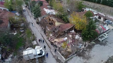 Ümraniye'de Dere Yatağındaki Gecekondular Yıkıldı