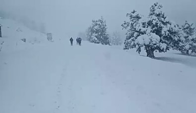 5 Kilometre Yürüyerek Kar Esaretinden Kurtuldular