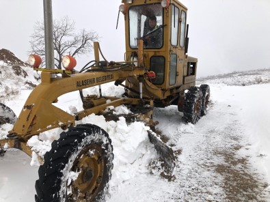 Alaşehir'de Kar Yağışı Kırsal Mahallelerde Ulaşımı Zorlaştırdı