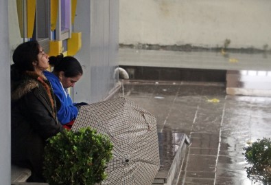 Antalya'da Sağanak Yağış Hayatı Felç Etti