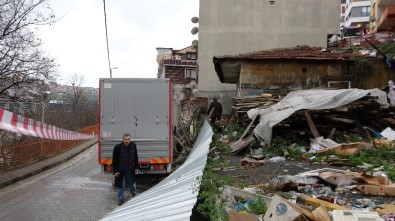 Aracının Lastiğini Değiştirirken, Çöken İstinat Duvarının Altında Kaldı