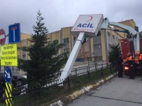 ŞİDDETLİ LODOS - Arnavutköy'de Fırtınada Çatı Uçtu, Hastane Tabelası Devrildi