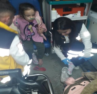 Ayakları Çıplak Kıza Kendi Çoraplarını Giydirdi