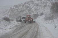 Demirci'de Yolda Mahsur Kalan Kamyon Kurtarıldı