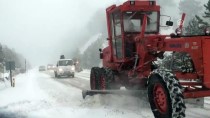 YILBAŞI TATİLİ - GÜNCELLEME - Manisa'nın Yüksek Kesimlerinde Kar Yağışı Etkili Oldu
