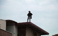 ŞAHIT - Hakkında Arama Kararı Bulunan Kadın, Polisi Görünce Çatıya Çıktı