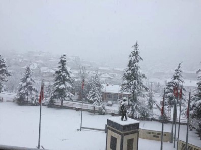 Isparta'da Yoğun Kar Yağışı Nedeniyle 2 İlçeyi Bağlayan Yol Kapandı
