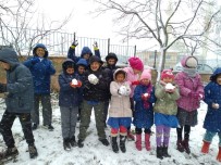 PıNARLAR - Kar Yağışına En Çok Çocuklar Sevindi