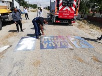 TRAFİK LEVHASI - Köy Yollarındaki Trafik İşaret Ve Levhaları Yenilendi.