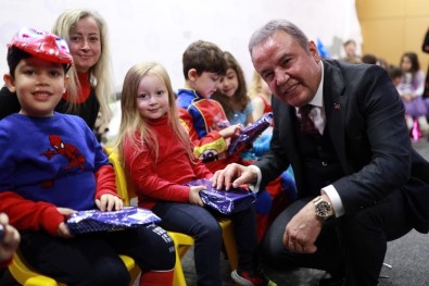 Kreşli Minikler Yeni Yılı Başkan Böcek'le Kutladı
