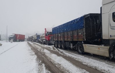 Mezitler Yoğun Kar Yağışı Sebebiyle Ulaşıma Kapatıldı