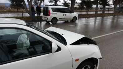Otomobil, Hafif Ticari Araca Arkadan Çarptı Açıklaması 2 Yaralı