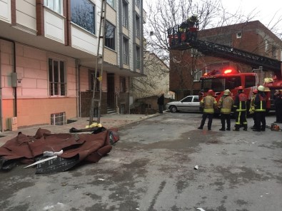 (Özel) Arnavutköy'de Fırtınada Çatı Uçtu, Hastane Tabelası Devrildi