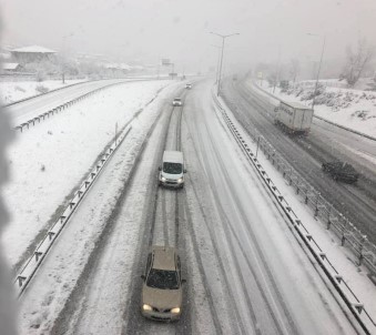 Pozantı'da Kar Yağışı Trafiği Aksattı