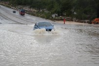 İŞ MAKİNESİ - Sel Suları Silifke-Mut Karayolunu Kapattı