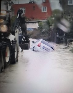 Suya gömülen araç son anda kurtarıldı!