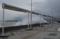 BALIKÇI TEKNESİ - Tekirdağ'da Dev Dalgalar Açıklaması Sahil Sular Altında Kaldı
