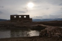 MEZAR TAŞLARı - Baraj Suları Çekildi Tarihi Cami Gün Yüzüne Çıktı