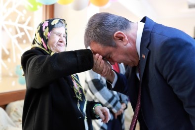 Başkan Böcek'ten Huzurevi Ziyareti