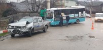 AHMET HAŞIM - Halk Otobüsü İle Kamyonet Çarpıştı Açıklaması 1 Yaralı