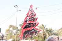 TAHRİR MEYDANI - Irak Bayraklarından Yılbaşı Ağacı