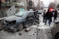 Kayseri'de 3 Araçlı Zincirleme Kaza Açıklaması 3 Yaralı